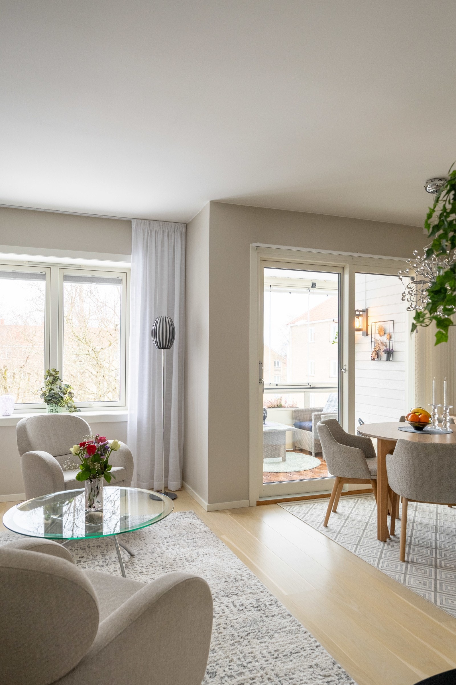 Stuen kan enkelt innredes med både sofa- og spiseseksjon. Galleribilde