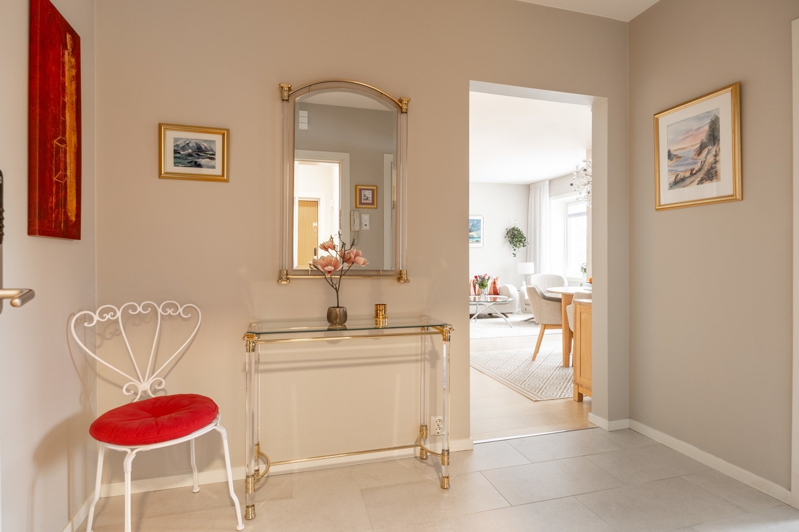 Romslig flislagt entré med plass til ønskelige møblementer. Galleribilde