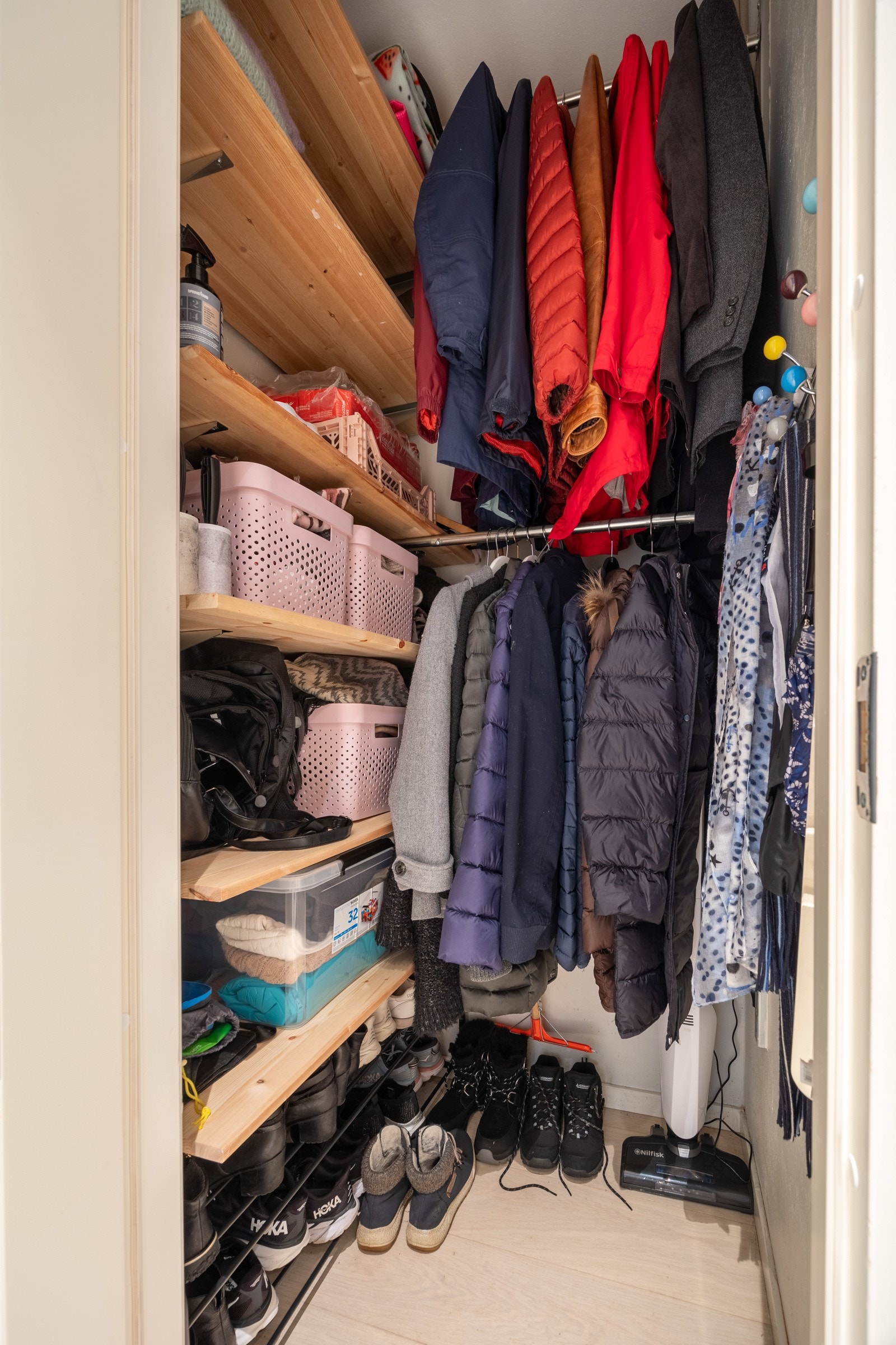 Praktisk innvendig bod med gode oppbevaringsmuligheter. Galleribilde