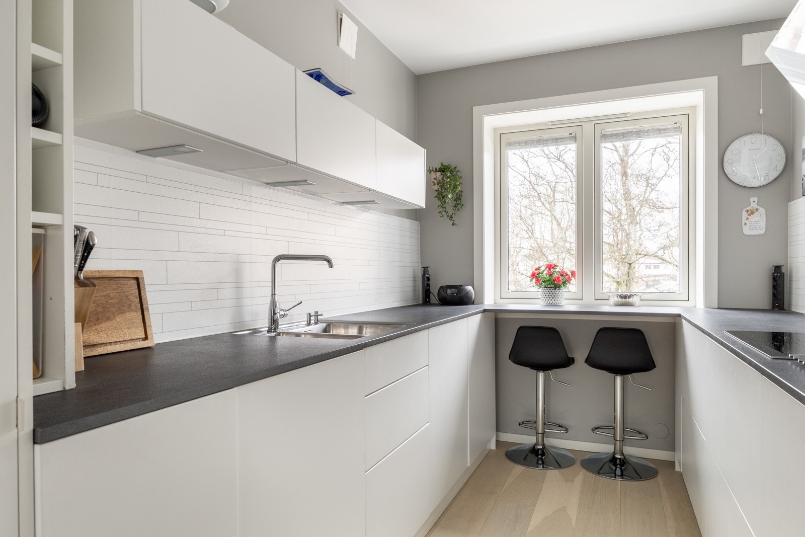 Her har man godt med skap- og benkeplass. Gode oppbevaringsmuligheter. Galleribilde