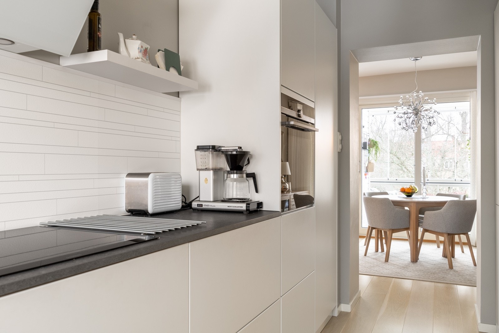 Kichenboard over kjøkkenbenk samt lys under overskap. Galleribilde