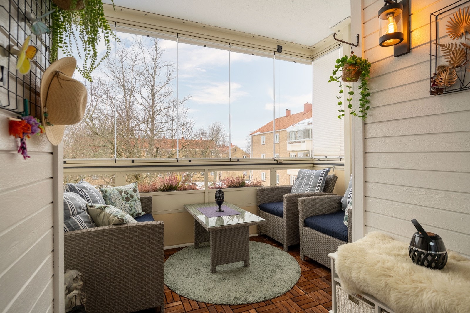 Utgang fra stue til innglasset vestvendt balkong. Balkongen har elektrisk stikkontakt og utelys. Galleribilde