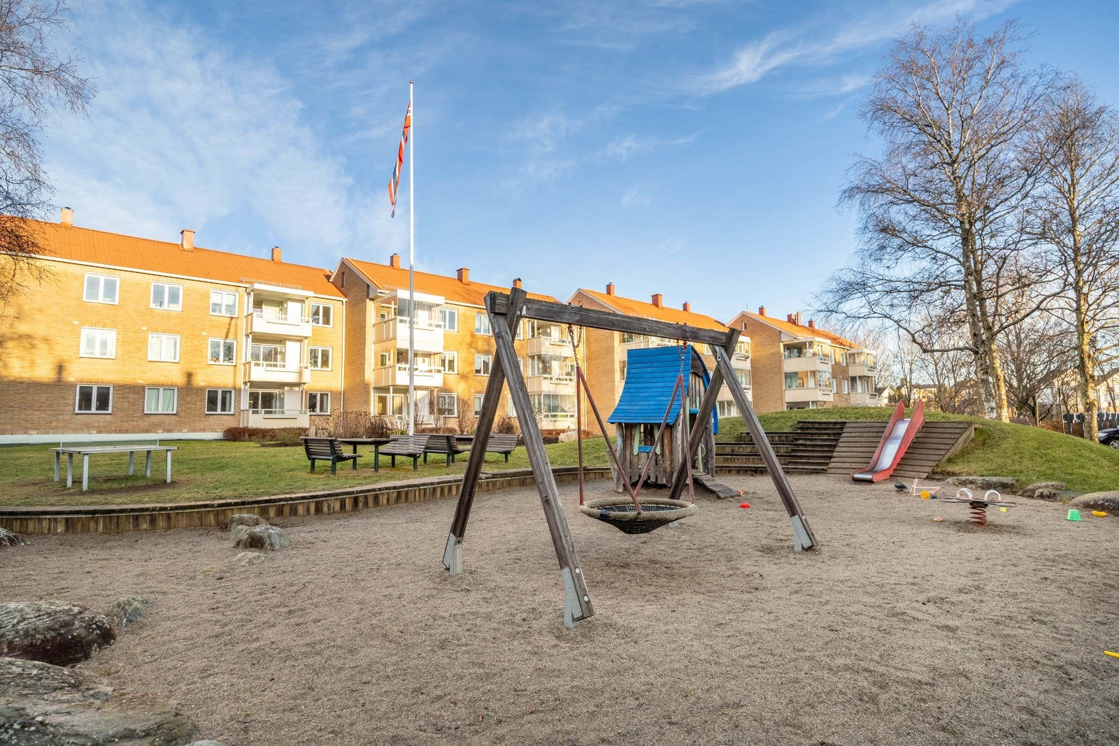 Veldrevet borettslag med store fellesarealer og lekeplass. Galleribilde