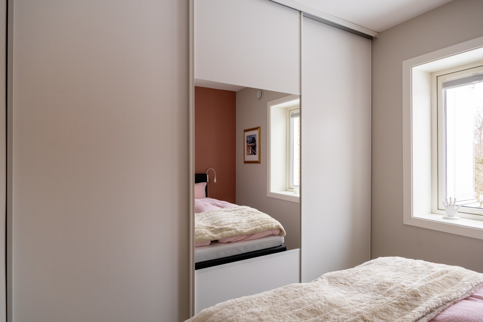 Gode oppbevaringsmuligheter i innredet skyvedørsgarderobe. Galleribilde