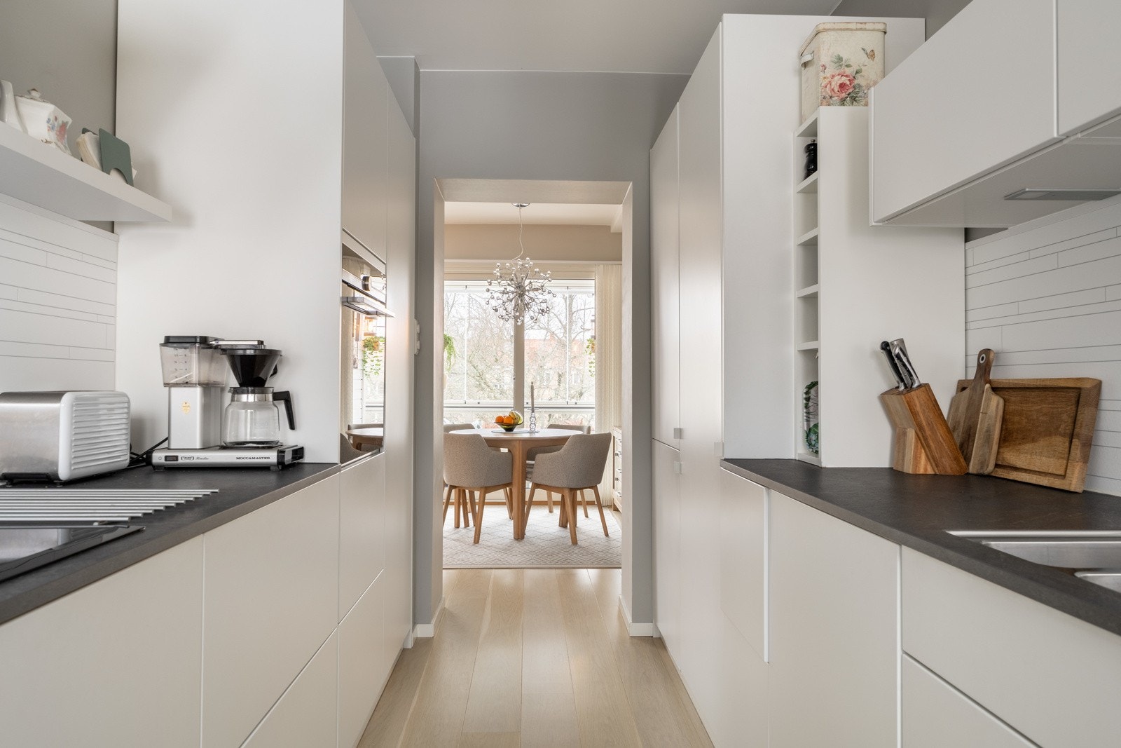 Påkostet Kvik kjøkken fra 2019 med glatte fronter og benkeplate av laminat. Galleribilde