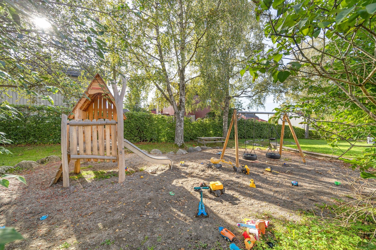 Flere barnehager i nærområdet og skoler for alle trinn i gangavstand, samt kort vei til den populære besøksgården EKT. Galleribilde