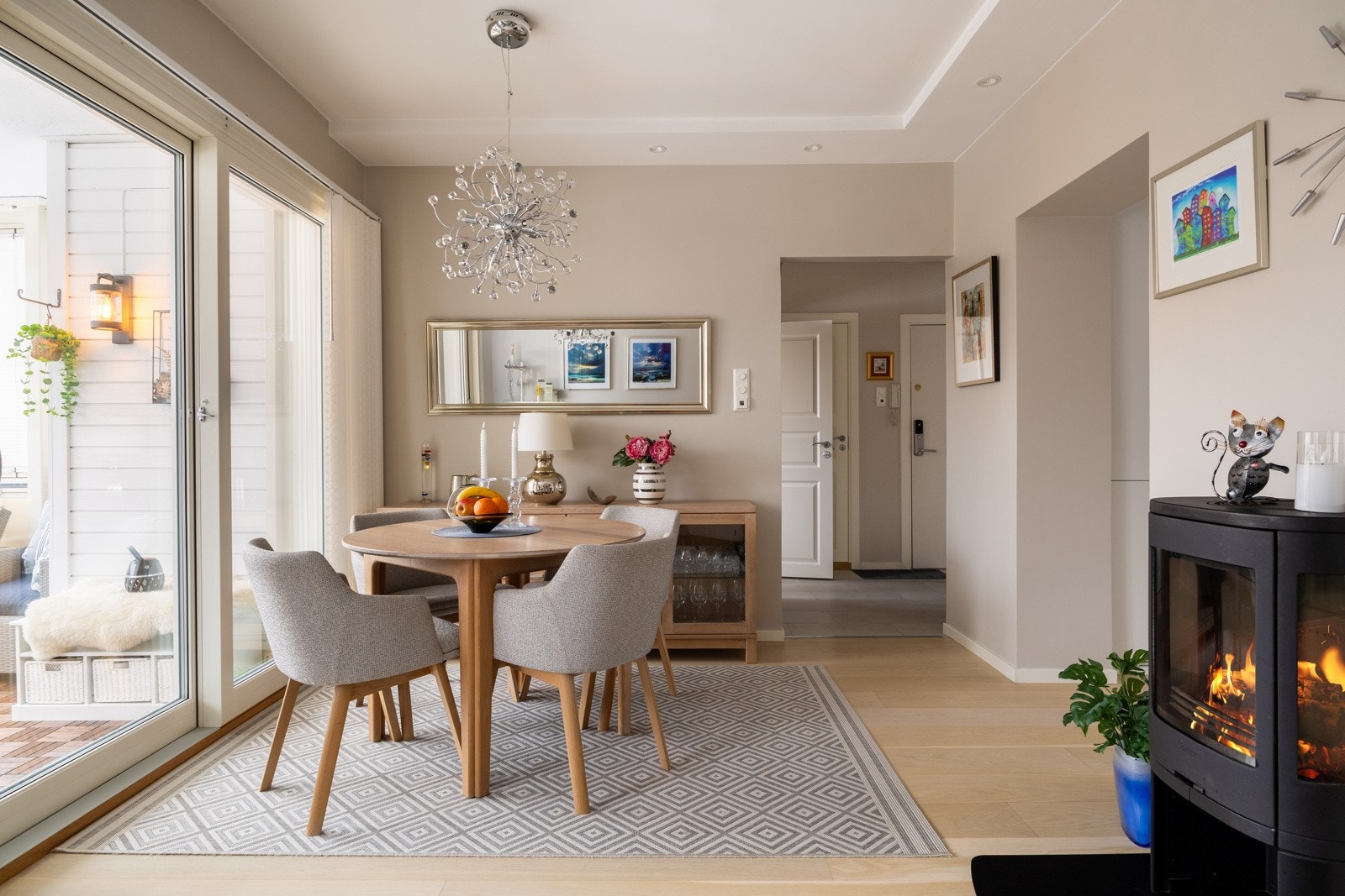 Tilbaketrukket 3-roms med peis, vestvendt innglasset balkong og barnevennlig beliggenhet. Galleribilde