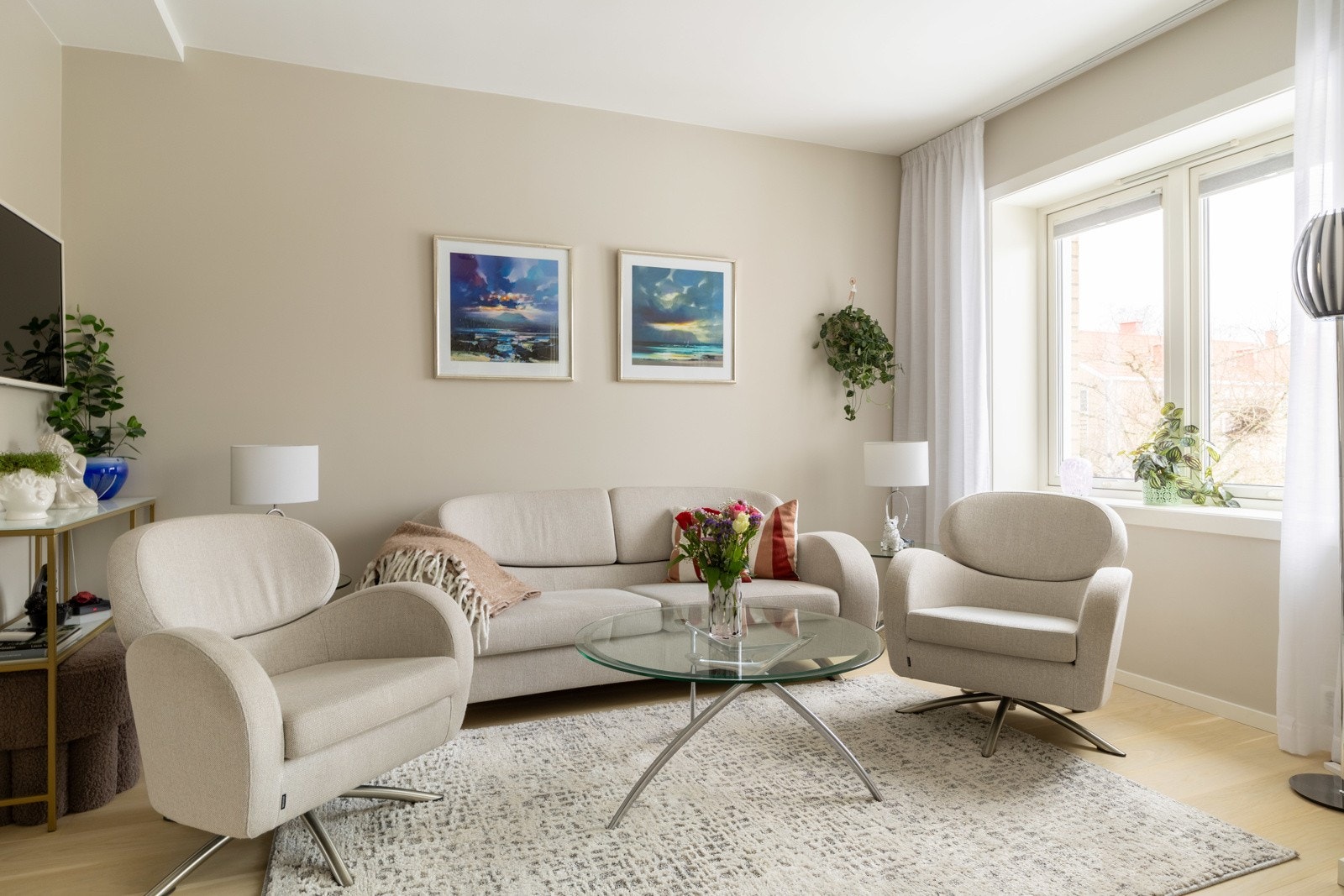 Stuen kan enkelt innredes med både sofa- og spiseseksjon. Galleribilde