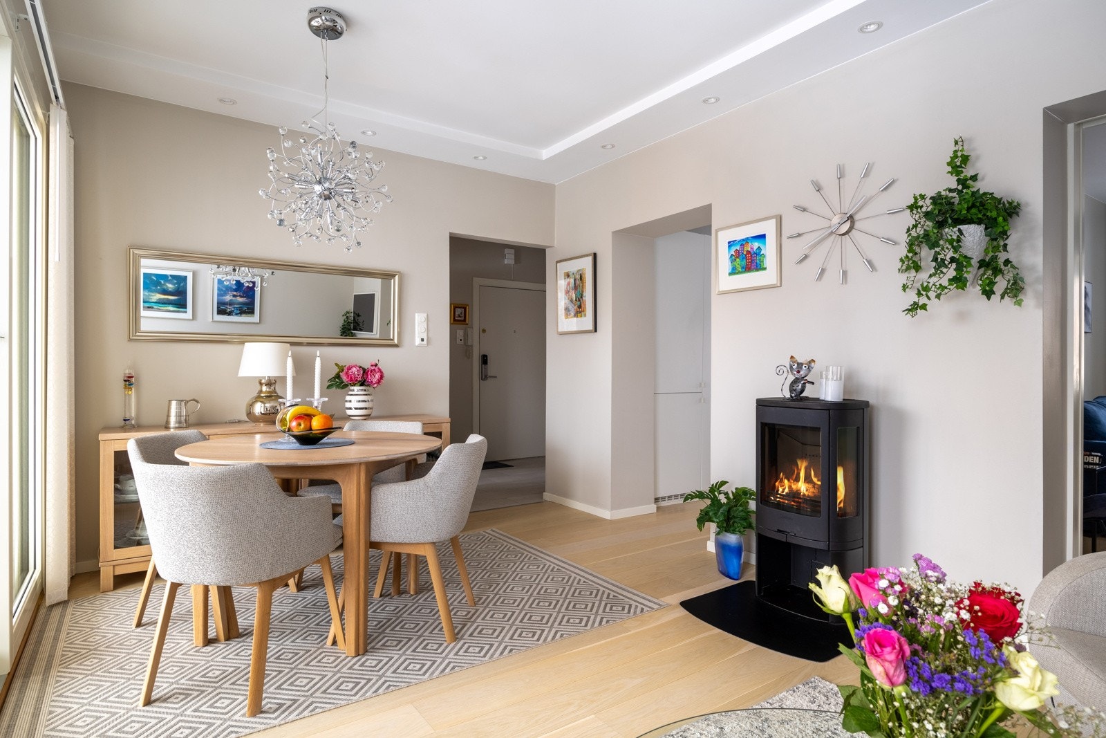 Stuen har peis som skaper en behagelig varme på kalde vinterkvelder. Galleribilde