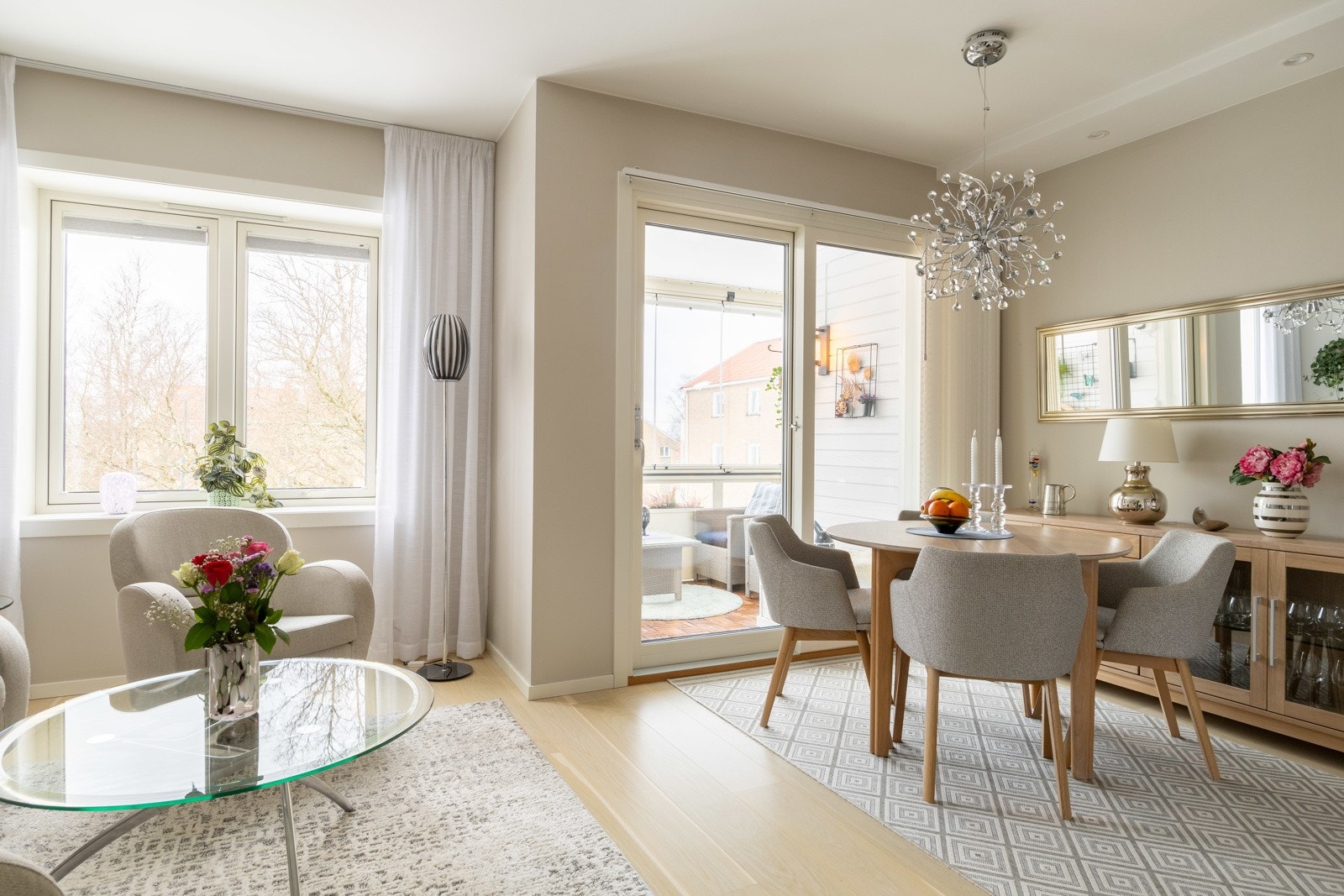 Leiligheten har store vindusflater fra 2018 med tre-lags glass. Galleribilde