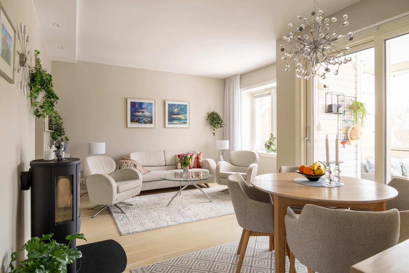 Leiligheten er belagt med en-stavs eikeparkett fra 2019. Galleribilde