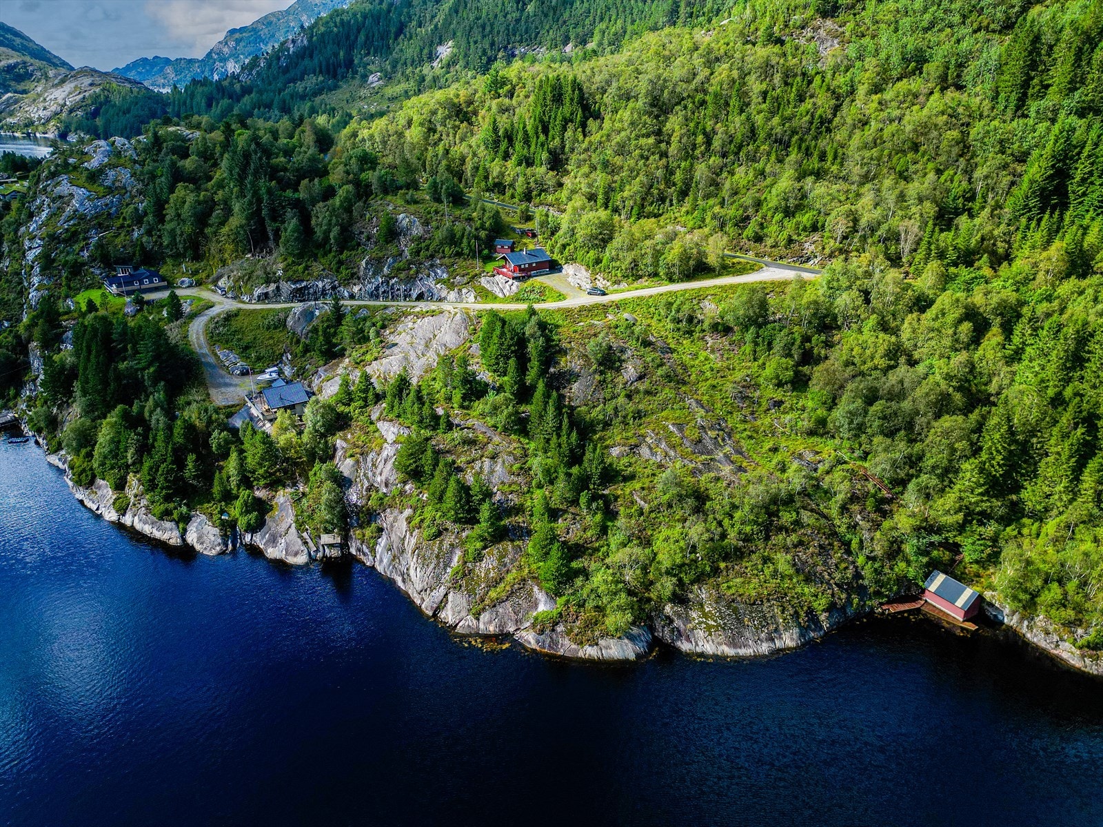 Tomten har en idyllisk plassering like ved Austgulfjorden. Galleribilde