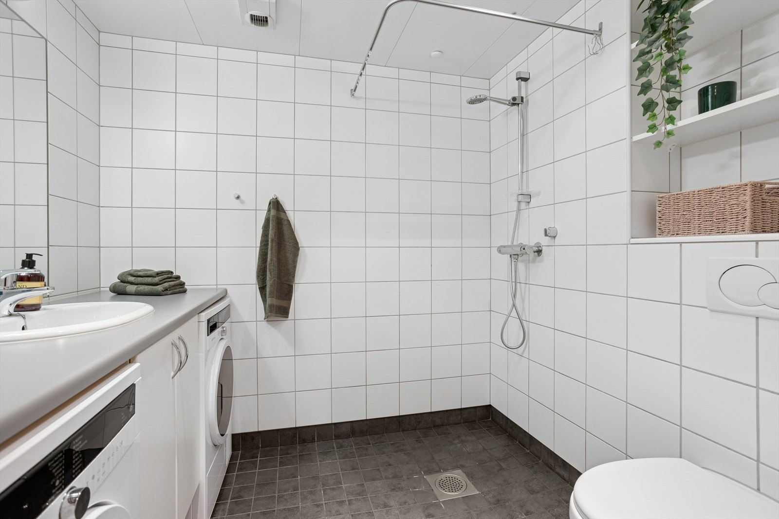 Romslig bad fra byggeår. Det er lagt varmekabler med digital termostat. Det er også opplegg for vaskemaskin og tørketrommel. Galleribilde