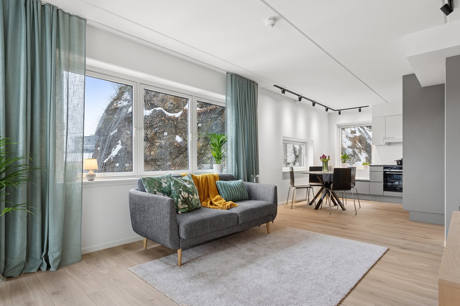 Åpen stue/kjøkkenløsning med naturlig plass til sofa og spisebord. Galleribilde