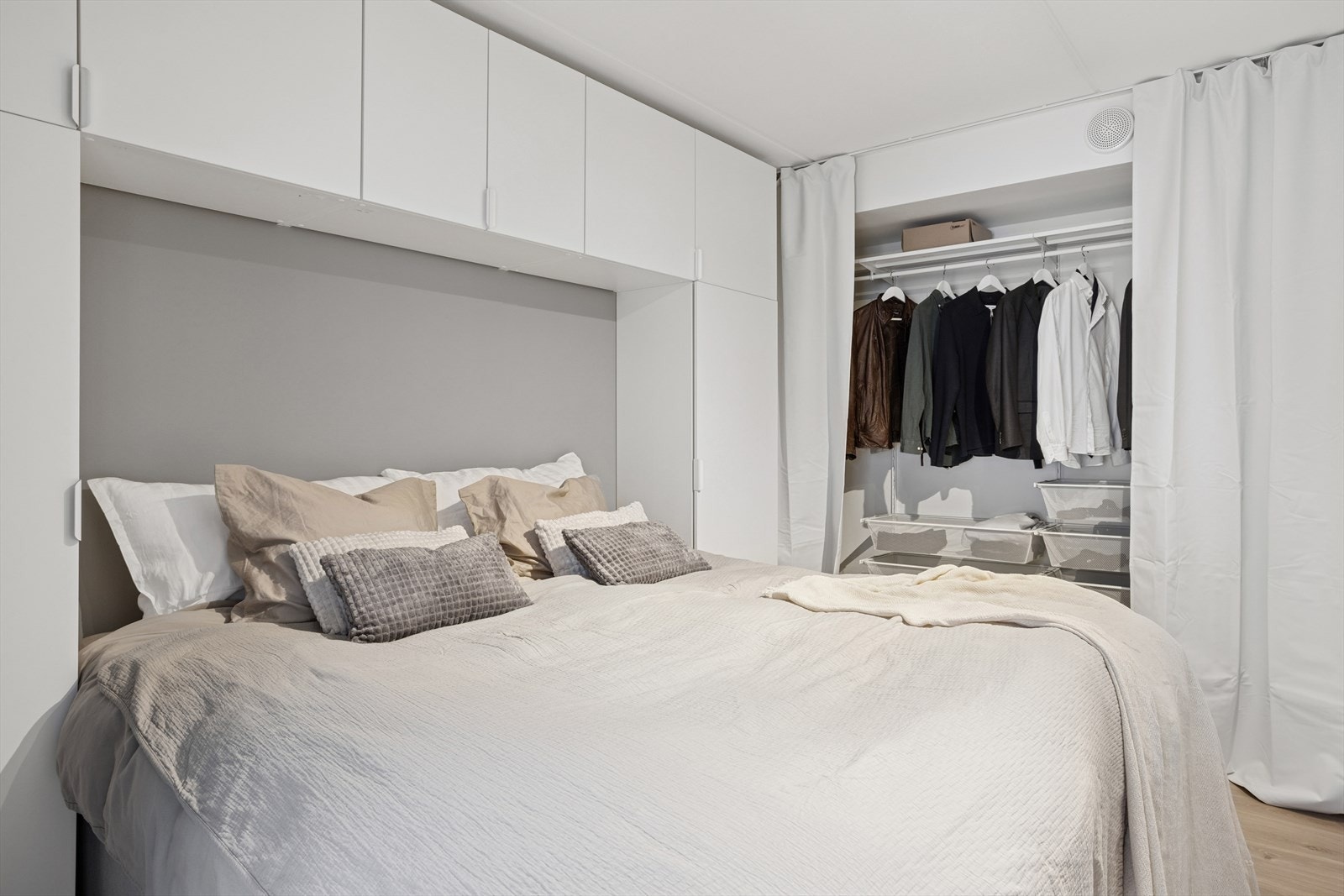 Soverommet har en praktisk og romslig garderobeløsning fra 2022. Galleribilde