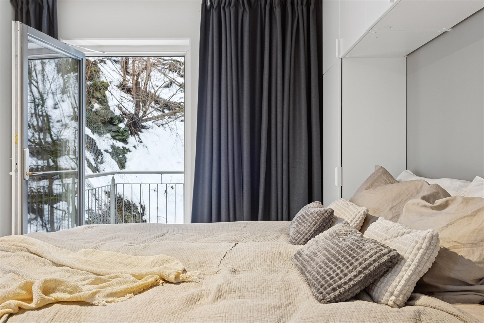 Balkongdøren gir mye naturlig lysinnslipp på soverommet. Galleribilde