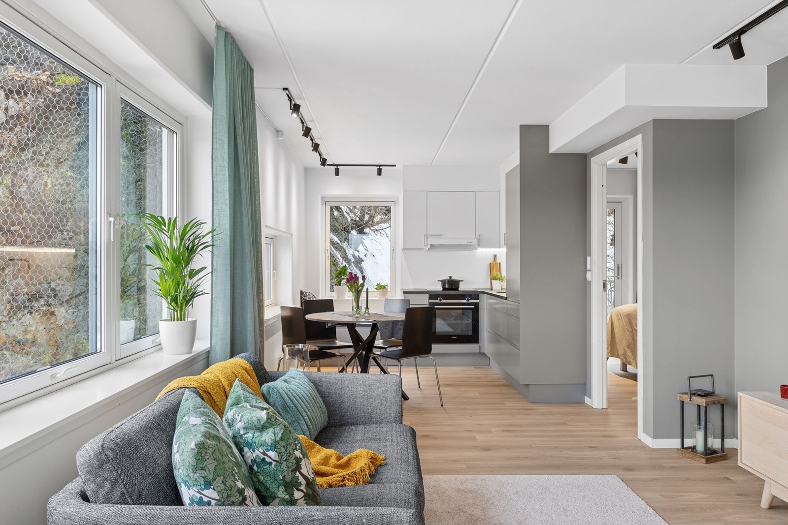 Store vinduer som gir mye naturlig lysinnslipp. Galleribilde