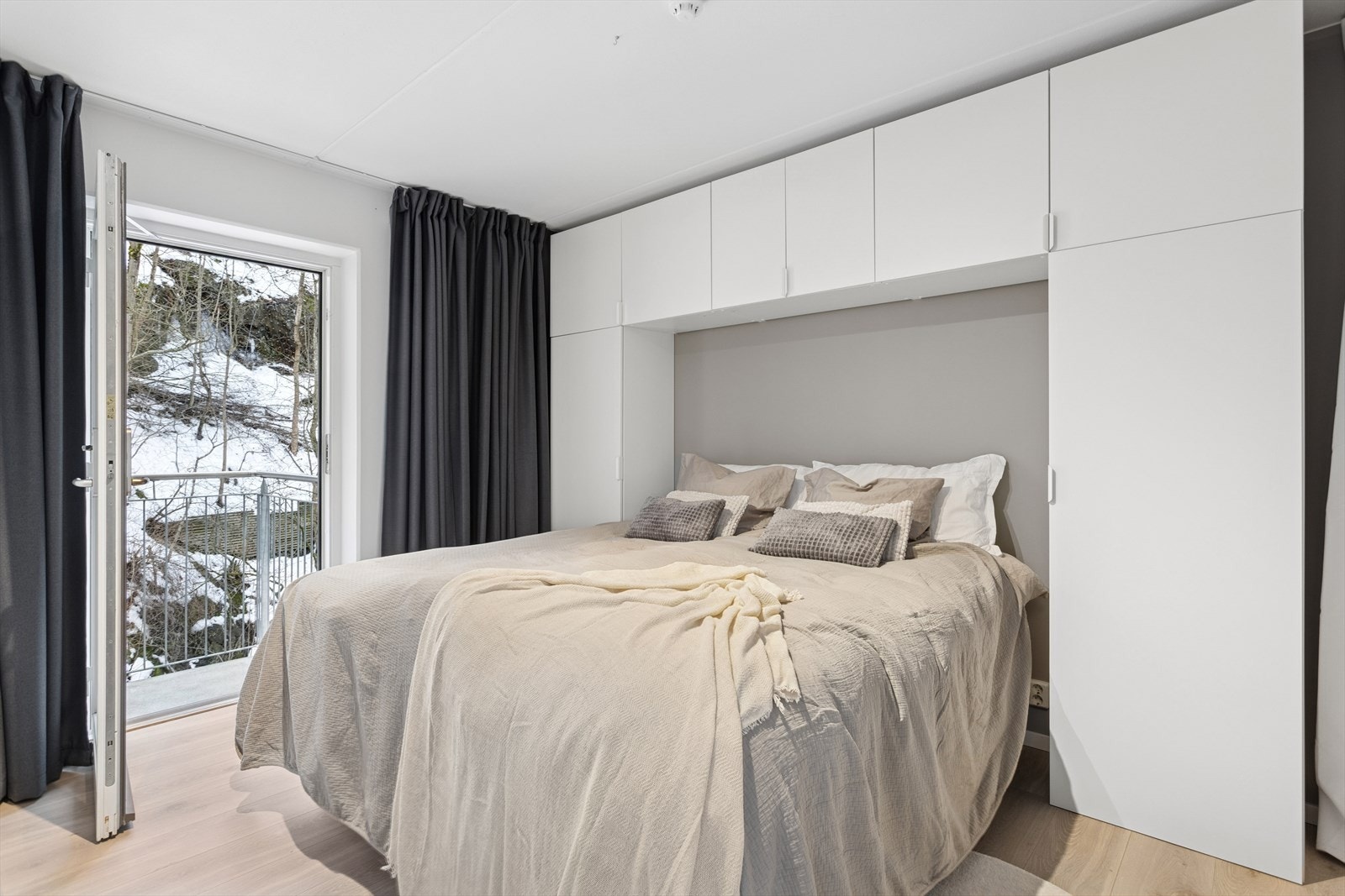 Her er det god plass til dobbeltseng og garderobeløsning. Soverommet malt i lune og behaglige fargetoner. Galleribilde