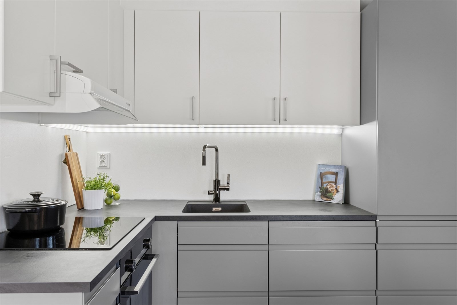 Kjøkkenet inneholder integrert oppvaskmaskin fra Miele, kjøl-/ og fryseskap fra Electrolux samt stekeovn og induksjonstopp fra Siemens. Galleribilde