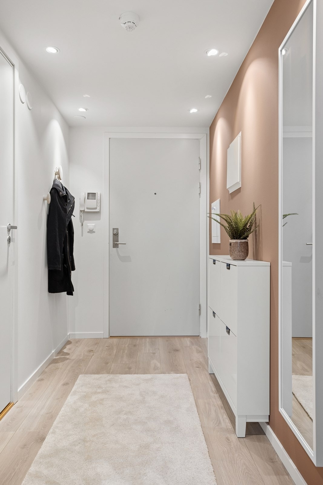 Entrè med plass til sko og yttertøy. Galleribilde