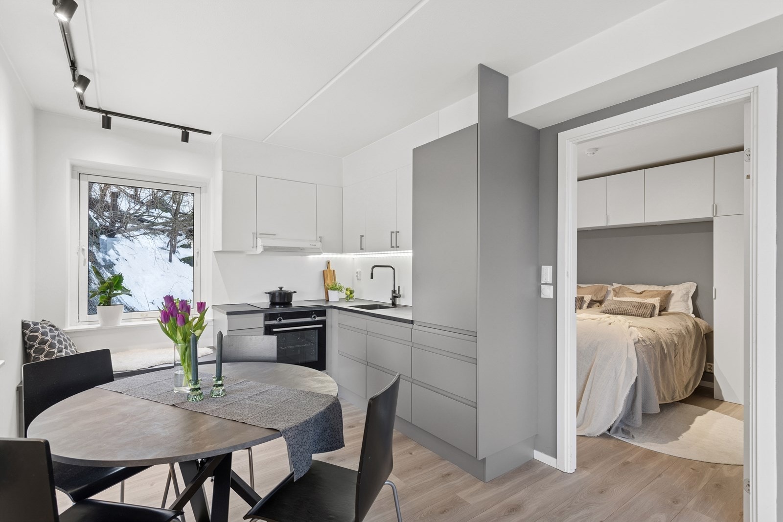 Funksjonelt kjøkken med god oppbevaringsplass og moderne detaljer. Galleribilde