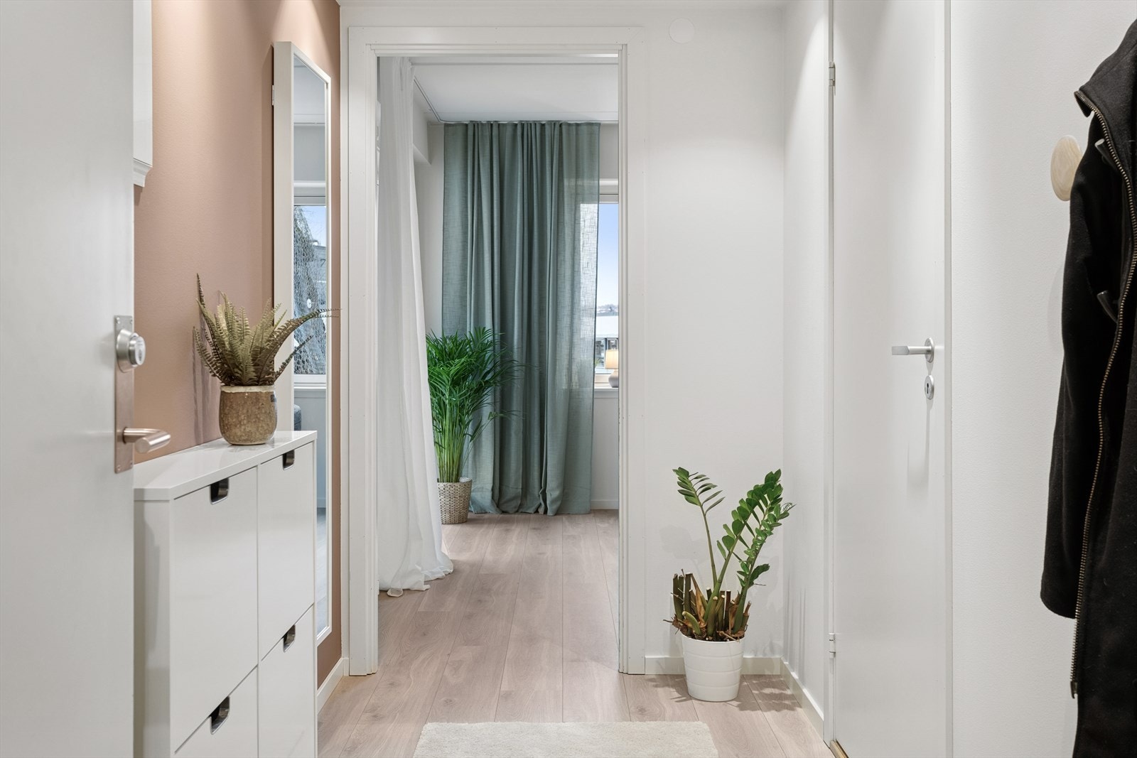 Her ønskes du velkommen inn gjennom en innbydende entrè. Galleribilde