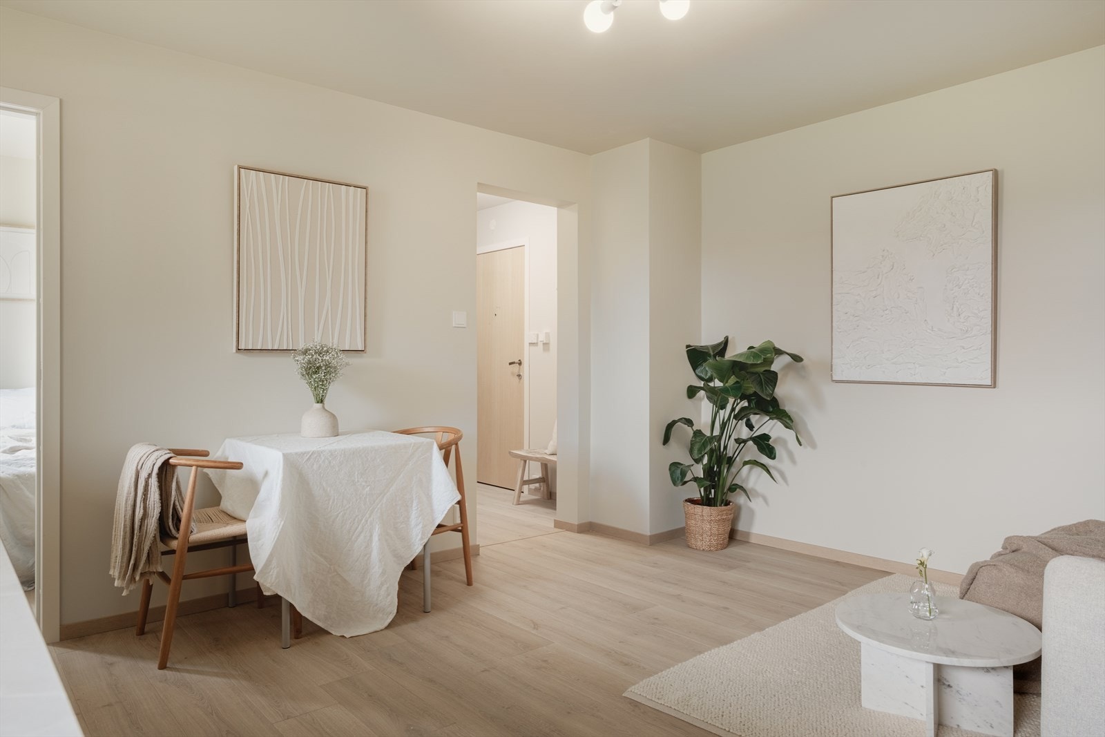 Her blir vi møtt av en åpen stue/-kjøkkenløsning som gir plass til både sofa- og spisebordsgruppe. Galleribilde