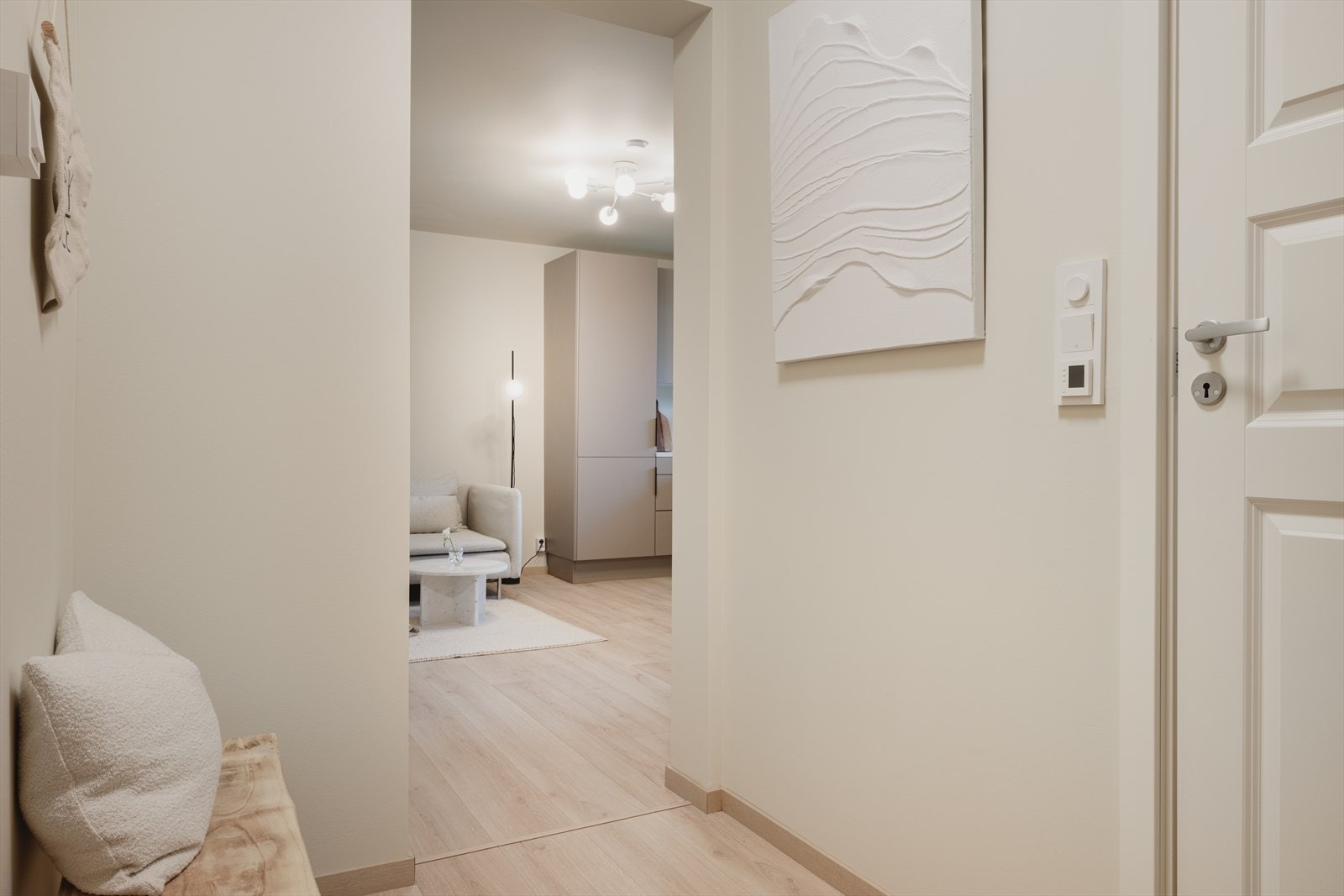 Vi beveger oss videre til hjertet av boligen, nemlig stuen og kjøkkenet. Galleribilde