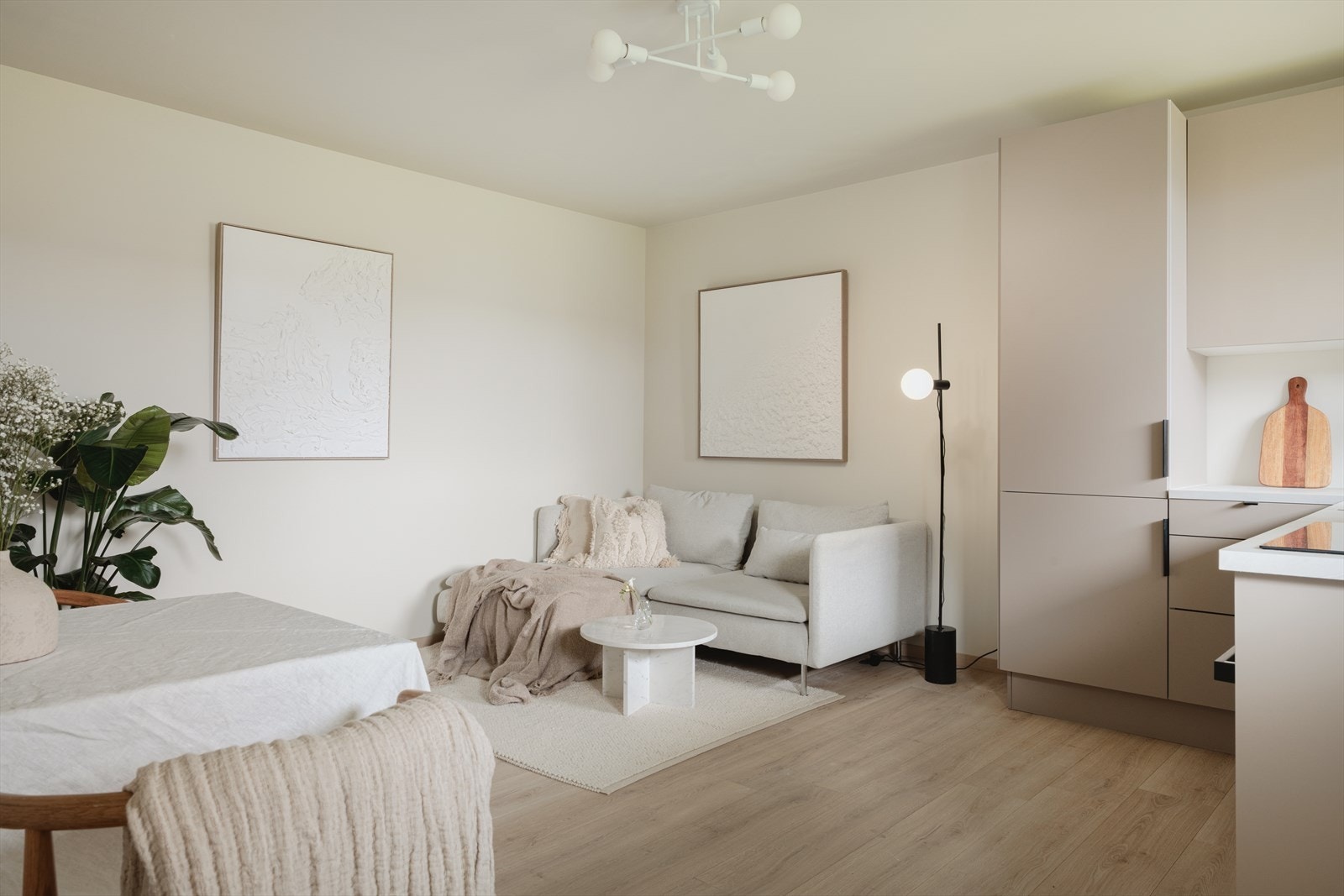 Rommet er malt i behagelige farger og overgangen fra vegger til tak er selvsagt listefri - her er ingenting tilfeldig. Galleribilde