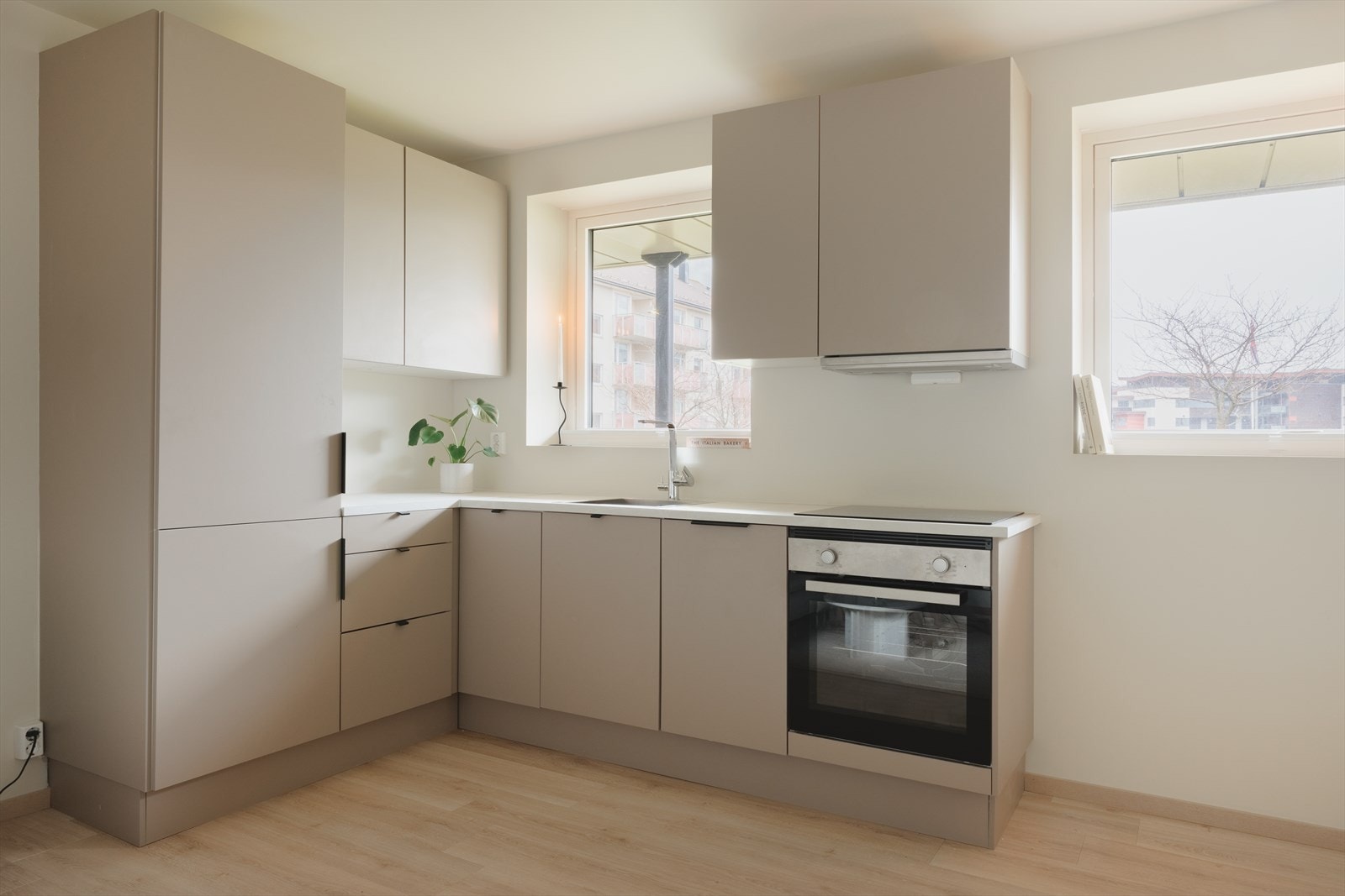 Det er integrert komfyr og oppvaskmaskin, og vanninstallasjonen er også fra 2024. Galleribilde