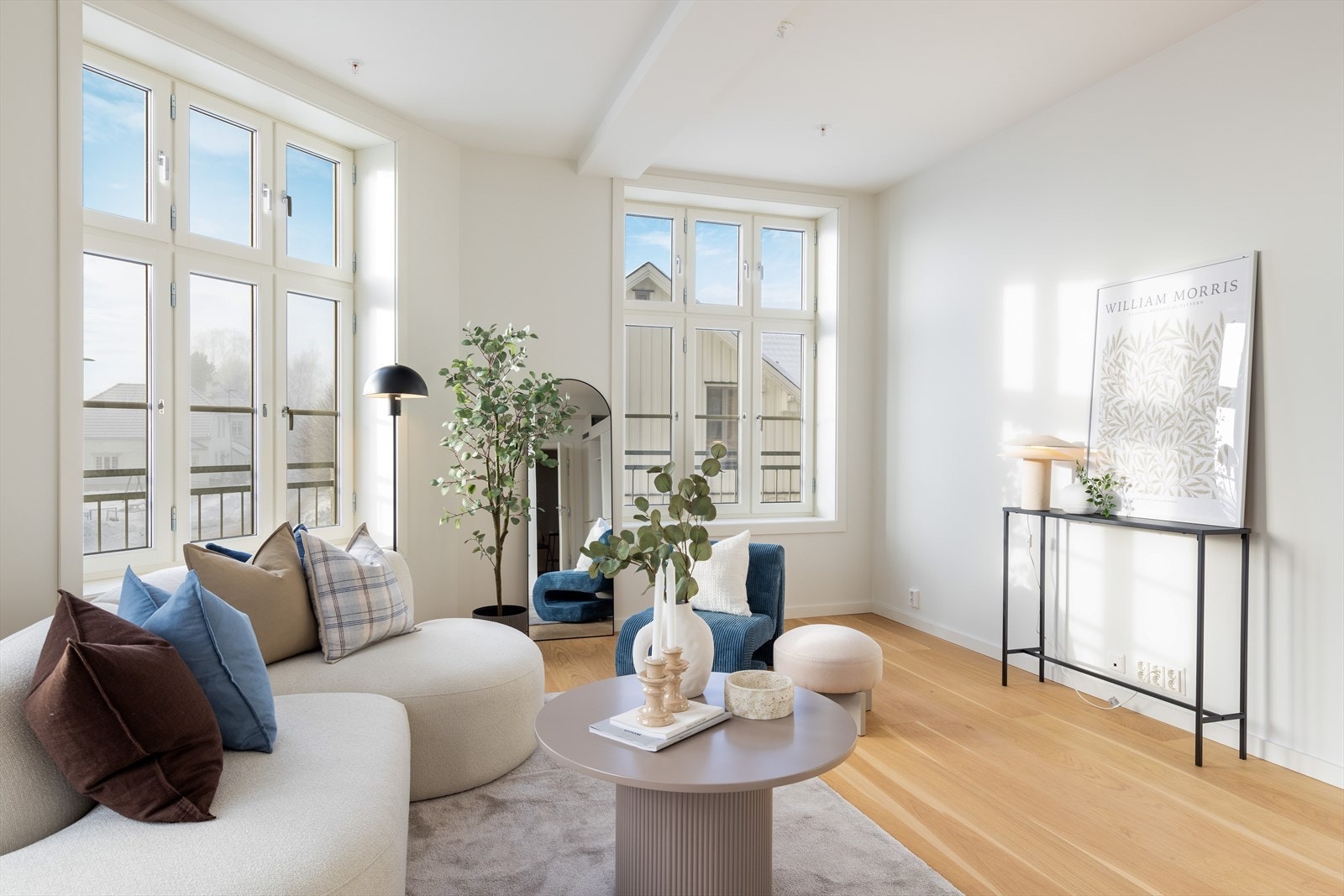 Stuen har flere soner og sittegrupper. Den ekstra gode takhøyden gir rommet en behagelig følelse. Borettslaget har kabel tv og bredbånd inkludert i felleskostnadene. Galleribilde