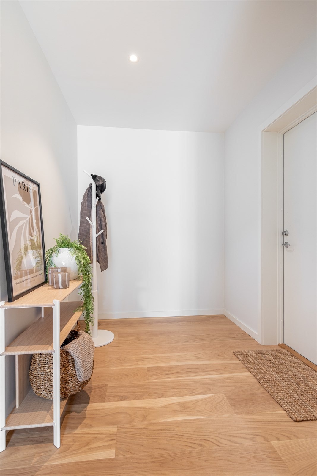 Velkommen inn! Leiligheten ligger i tredje etasje og har adkomst via en felles oppgang med heis. Entreen er lys og innbydende og har god plass til oppbevaringsmøblement etter ønske. Tilliggende entreen finner man vaskerommet. Galleribilde