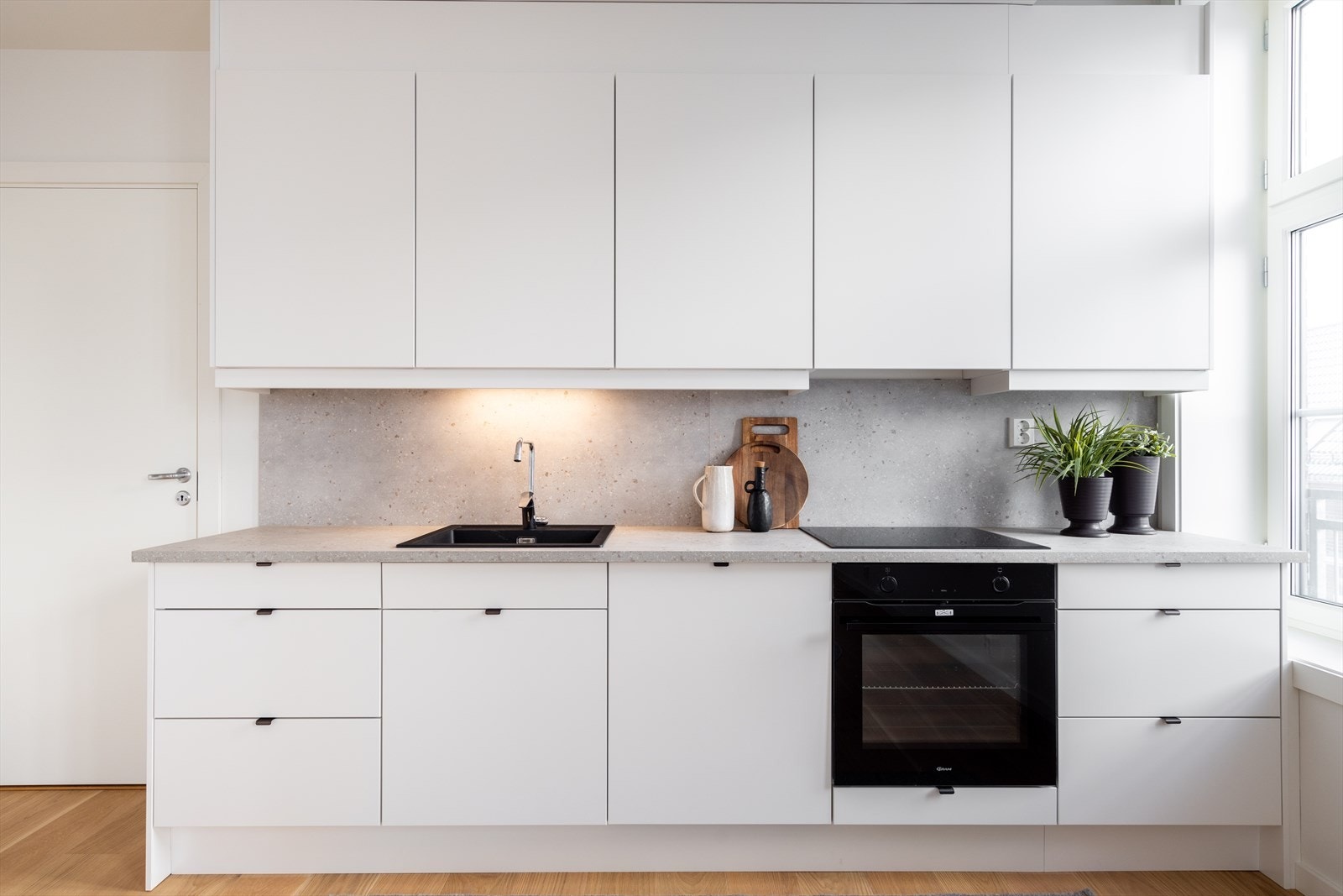 Tilliggende kjøkkenet er det videre inngang til en av leilighetens boder. Galleribilde