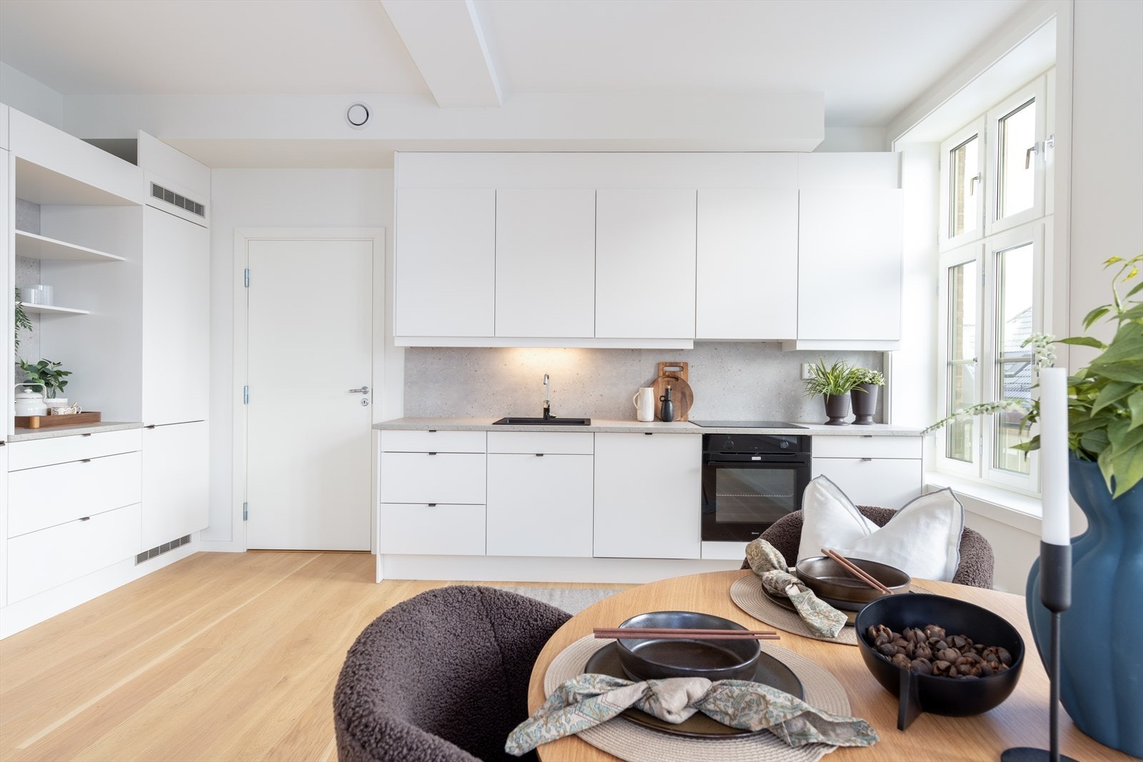 Leiligheten har åpen stue/kjøkkenløsning. Her er det nyere kjøkken med masse god skapplass, her har også kjøkkenet i senere tid blitt utvidet slik at det nå er fordelt på 2 vegger. Galleribilde