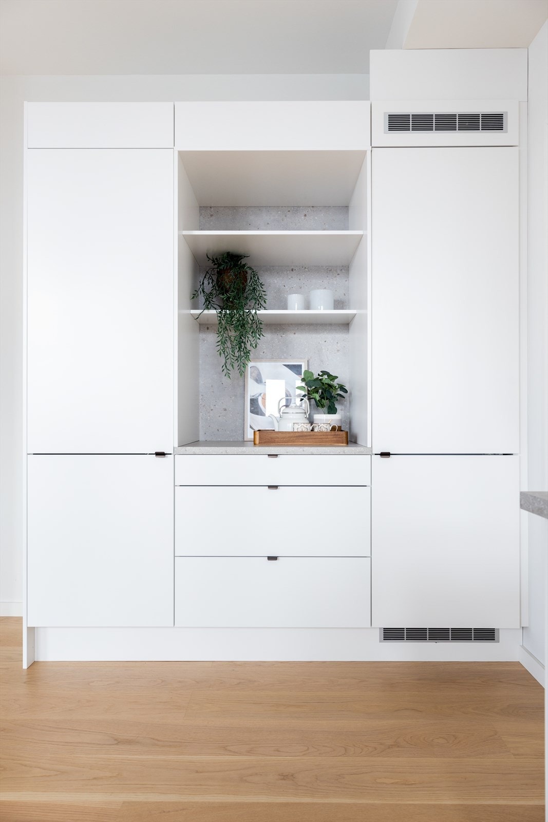 Kjøkkenet har integrerte hvitevarer som platetopp med integrert ventilator, kombinert kjøl/frys og oppvaskmaskin. Galleribilde