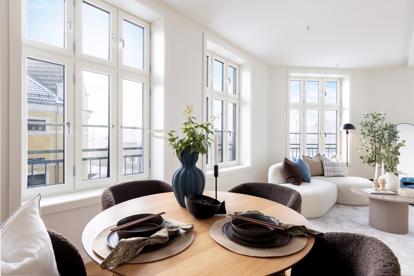 Leiligheten har store vinduer som slipper inn mye lys og en god takhøyde på 2,6 meter. Den romslige planløsningen inkluderer stor stue med åpne kjøkkenløsning, 2 soverom, bad, boder, samt parkeringsplass og lader til elbil. Galleribilde