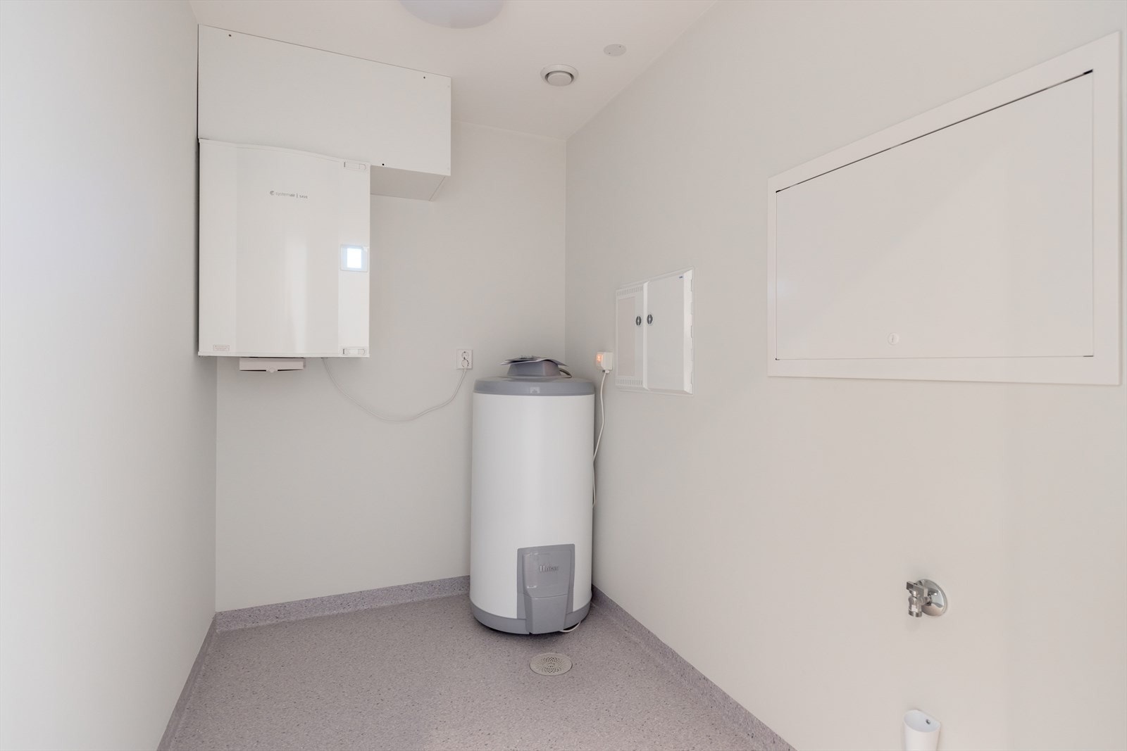 I leiligheten er det en praktisk bod med god plass til oppbevaring etter ønske. Her er det også opplegg til vaskemaskin. Rommet inneholder varmtvannstank. Ekstra lagringsplass finnes i disponibel bod i kjeller. Galleribilde