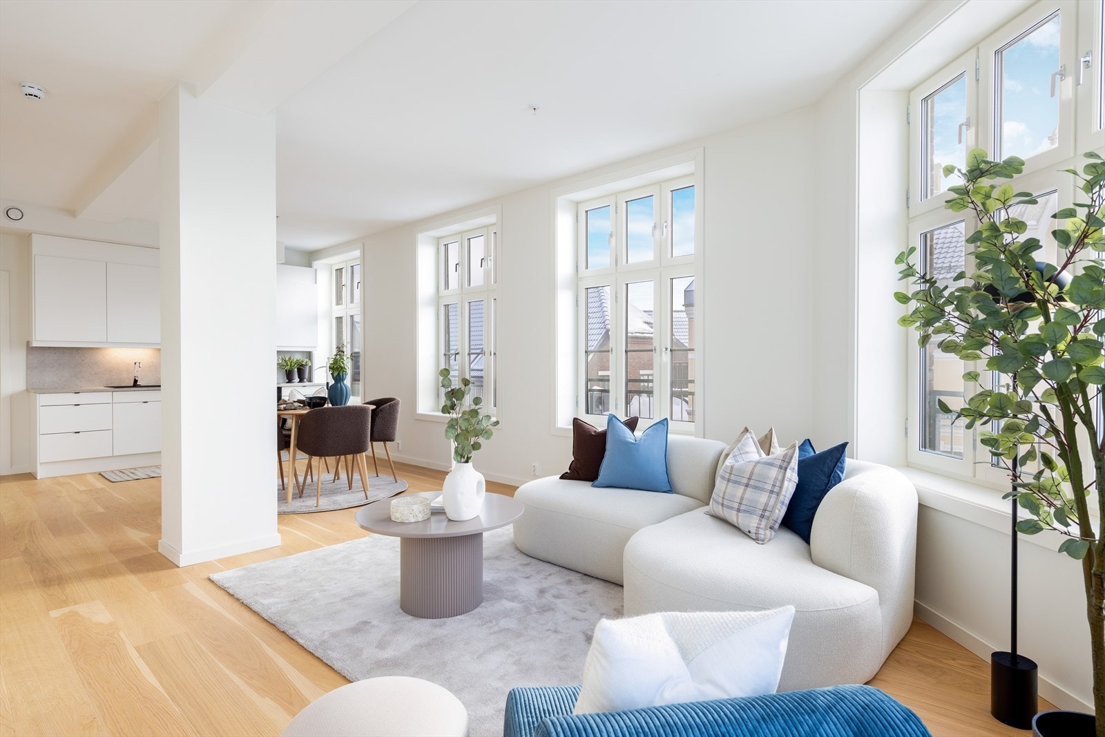 Lekker stue med store, takhøye vinduer som bringer rikelig med dagslys inn i stuen. I stuen er det et godt med plass til både spisestue og sofagruppe. Galleribilde