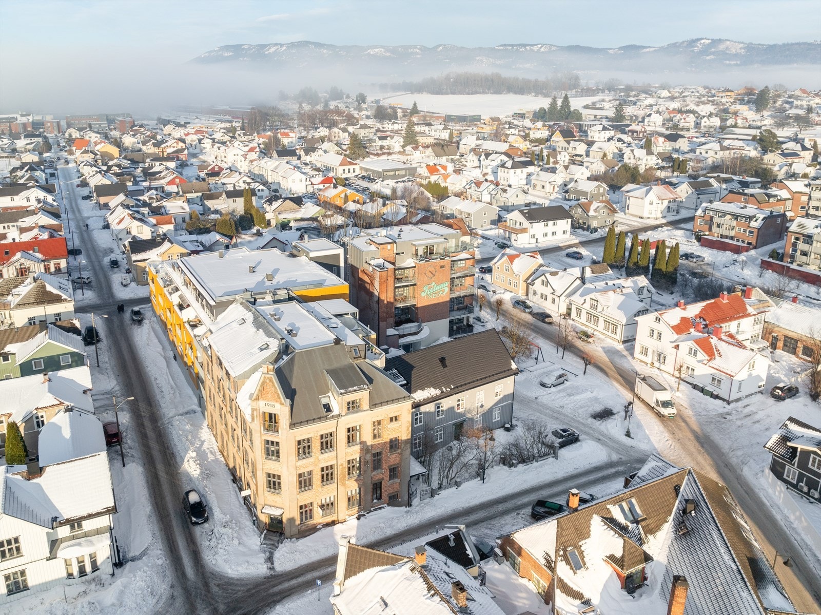 Fra Fortuna er det bare et steinkast til nærmeste matbutikk, Joker i Duestien. Det er også kort vei til togstasjonen, bussforbindelser, flotte friområder og parkanlegg, samt Skagerak Arena. Rett i nærheten ligger Lietorvet. Galleribilde