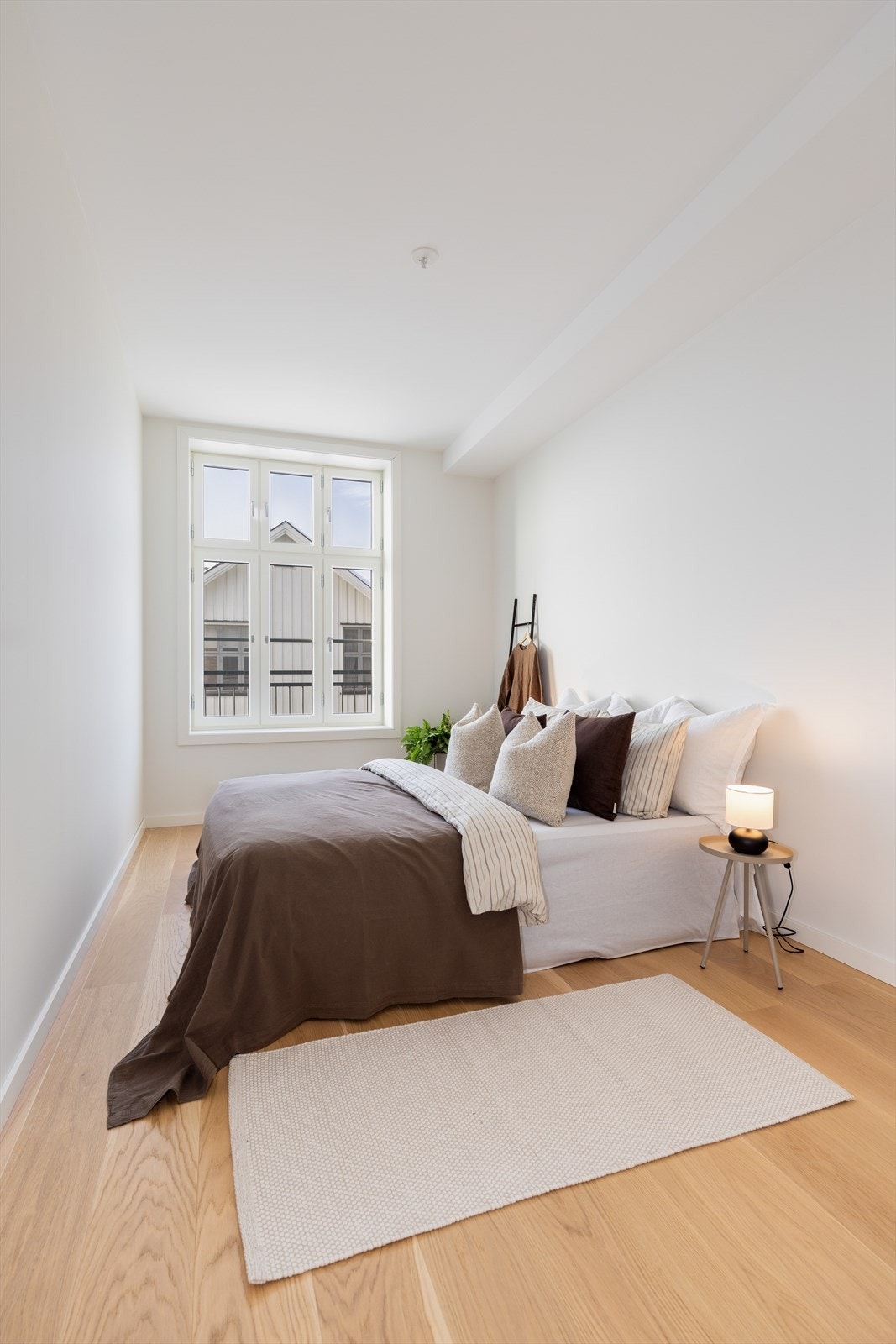 I leiligheten er det to romslige soverom med store vindusflater som slipper inn godt med lys. Galleribilde