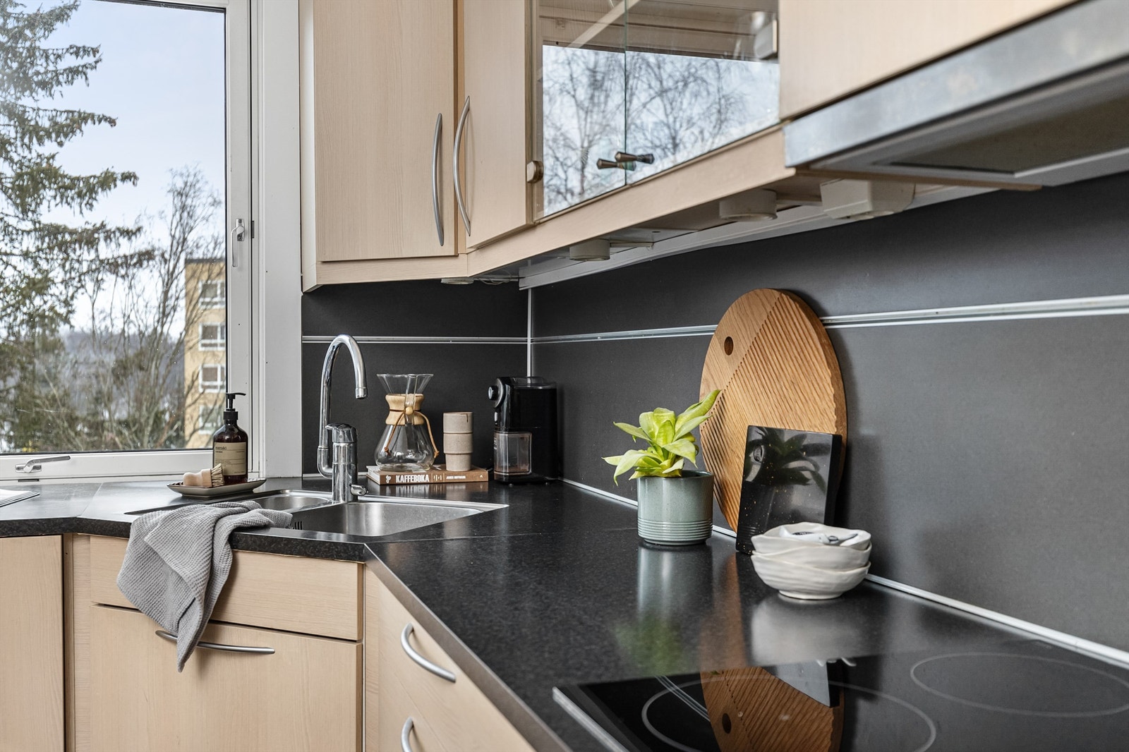 Her får du et praktisk kjøkken med stilfullt uttrykk, som byr på flere smarte løsninger og funksjoner. Galleribilde