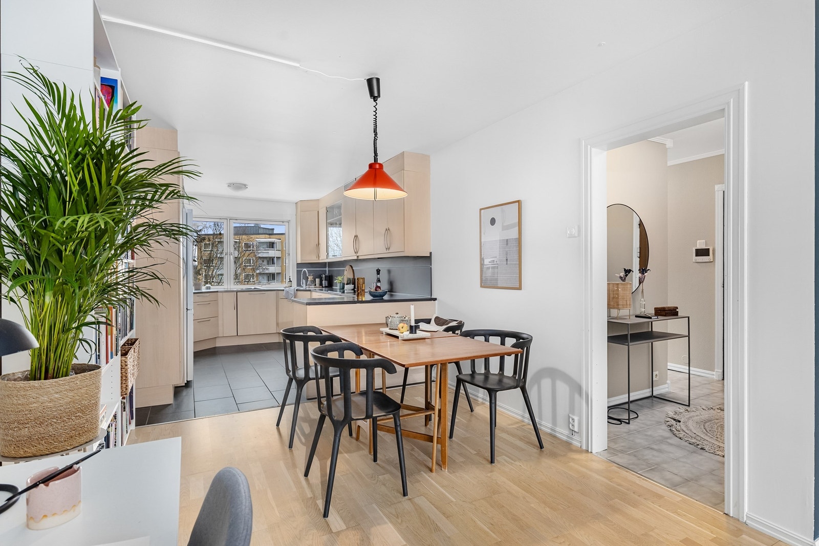 Her er det god plass til å møblere med en spisegruppe om ønskelig- en perfekt plass å nyte frokosten. Galleribilde