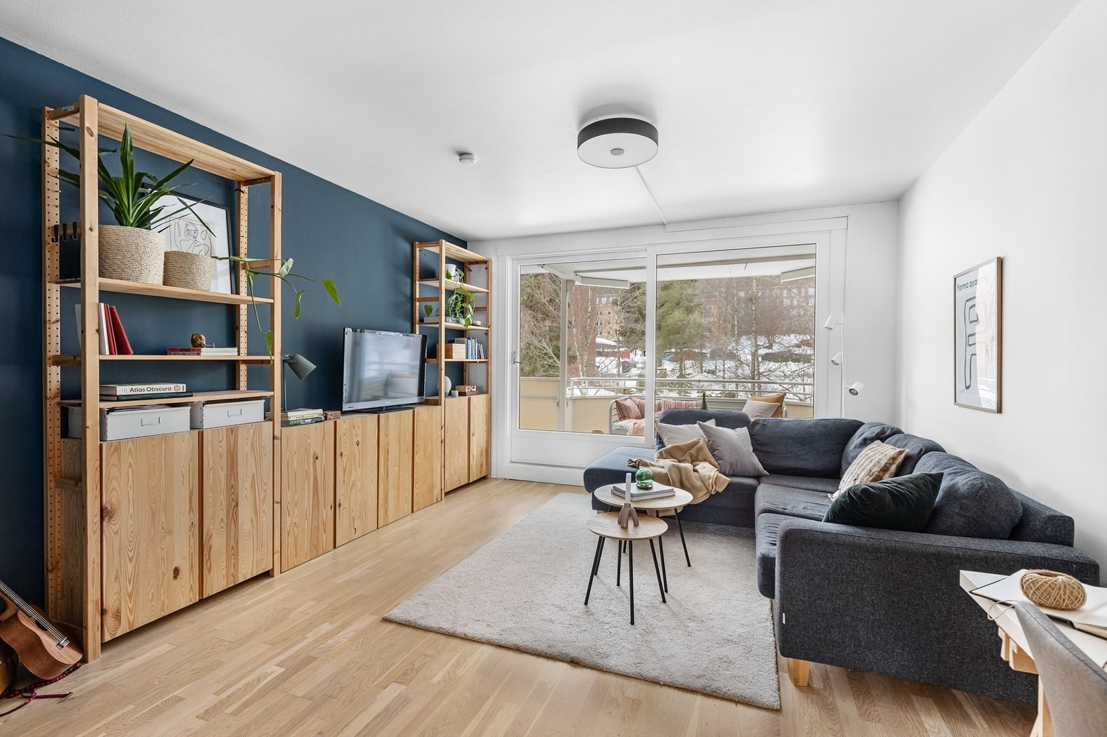 Leilighetens stue er romslig med god plass til å møblere med sofa, salongbord, TV-seksjon og annet ønskelig stuemøblement. Galleribilde