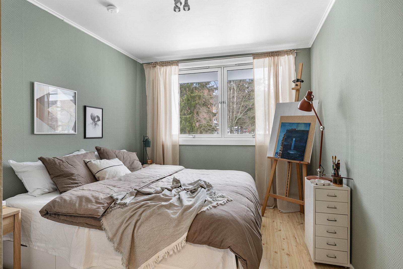 Hovedsoverommet er av god størrelse med plass til å innrede med dobbeltseng, tilhørende nattbord og annet ønskelig soveromsmøblement. Galleribilde