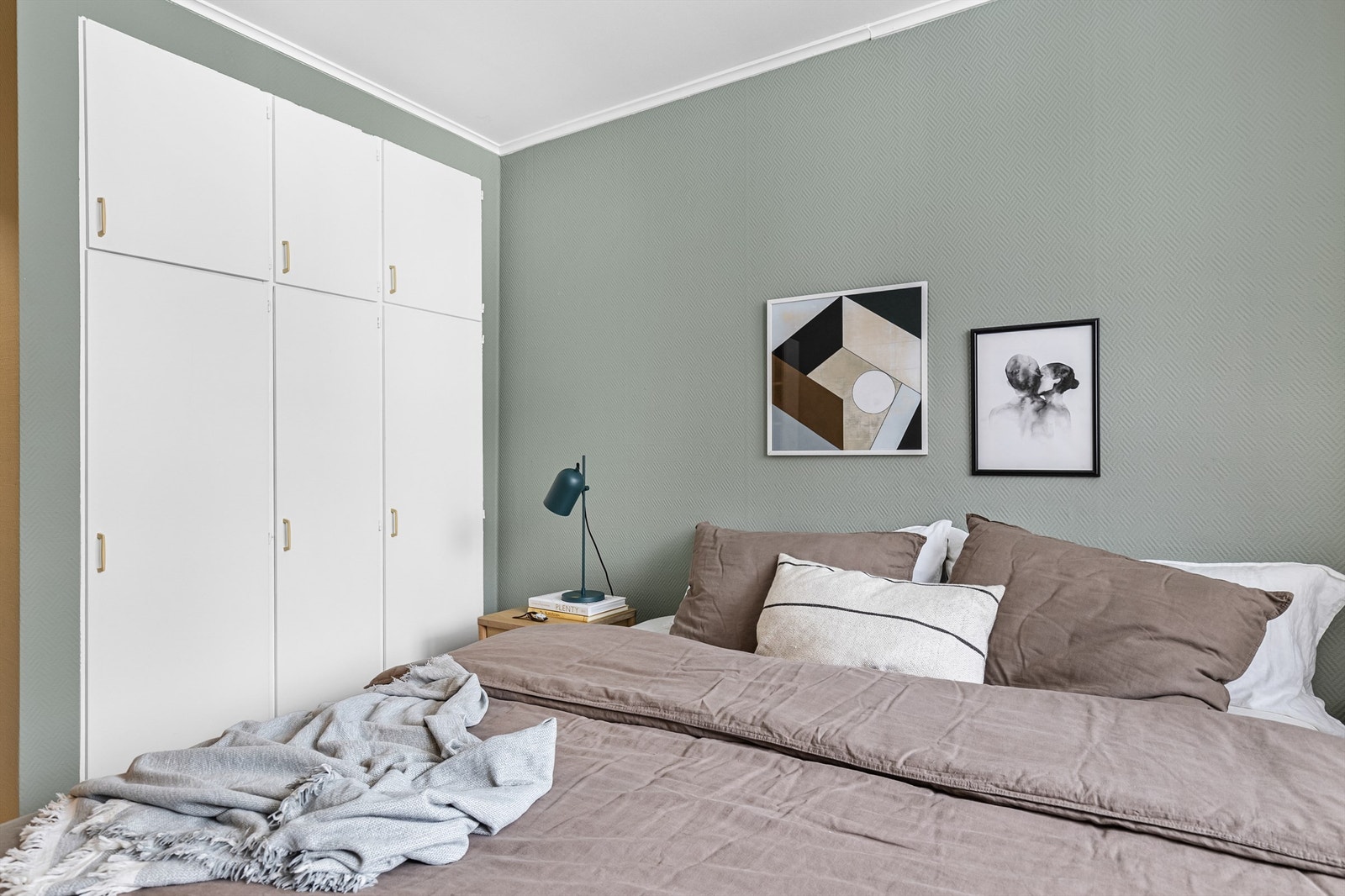Det er også rikelig med oppbevaringsplass i et romslig garderobeskap. Veggene er malt i behagelige nyanser som passer perfekt til soverommet. Galleribilde