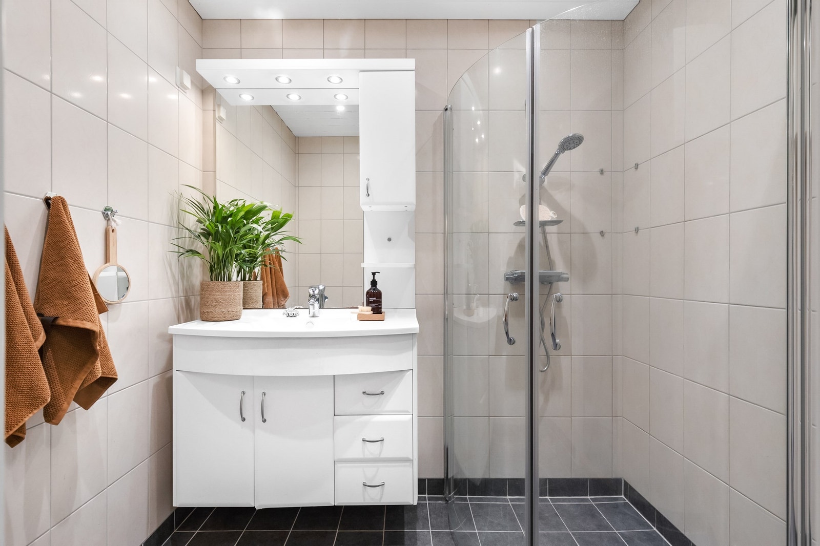 Badet er av god størrelse og er pent flislagt på gulv og vegger med varme i gulvene. Galleribilde