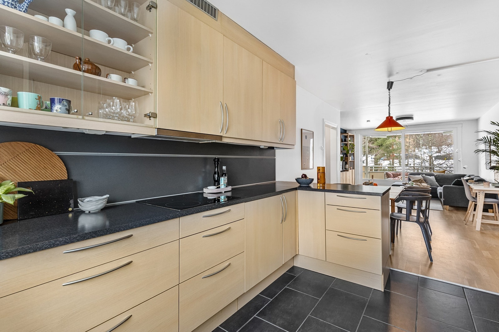 Det store kjøkkenet har flere skuffer og skap, som gir rikelig med oppbevaringsplass. Galleribilde