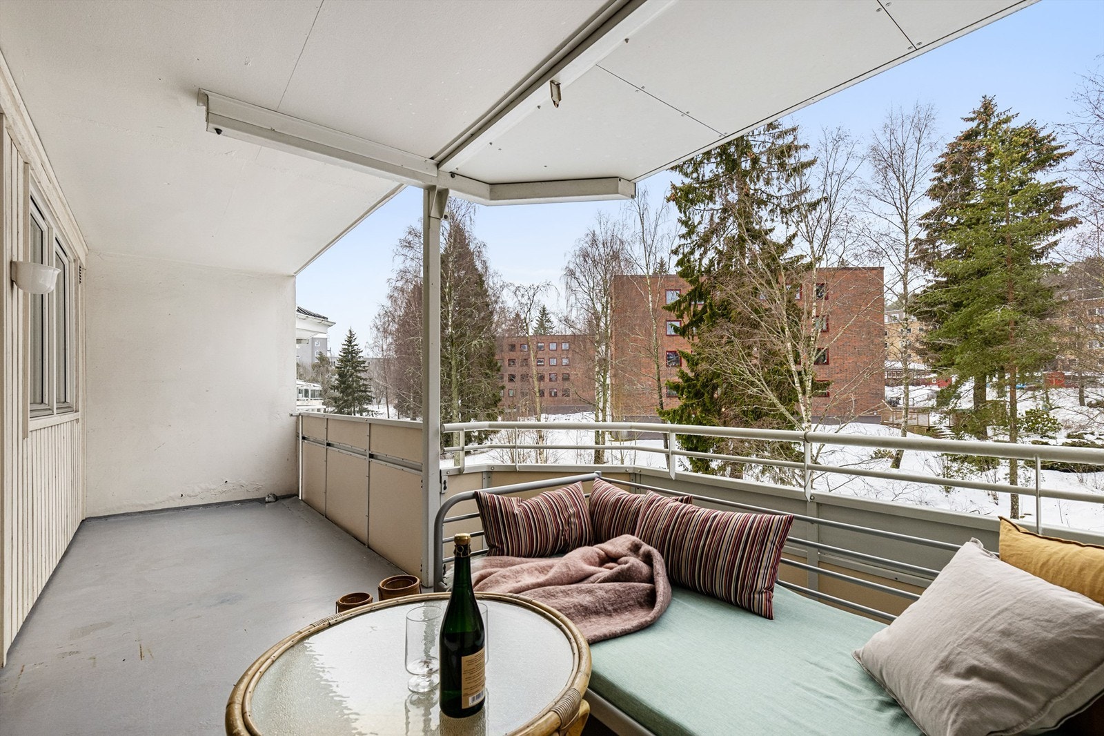 Den store plassen gjør at man enkelt møblere i soner med både sofagruppe og spisegruppe om ønskelig. Galleribilde