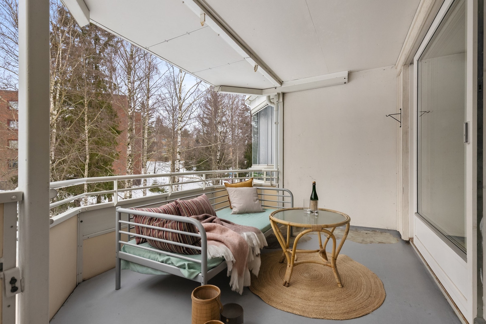 En 3-roms andelsleilighet med praktisk planløsning, god beliggenhet og en stor balkong med lite innsikt! Galleribilde