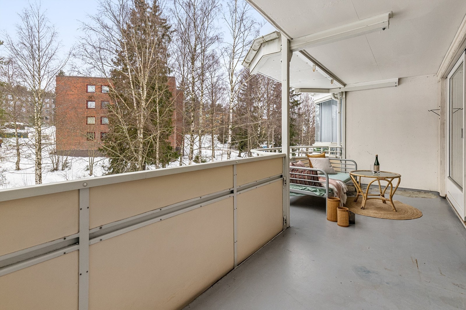 Med utsikt ut mot borettslaget og naturen har man en skjermet uteplass med lite innsyn. Galleribilde